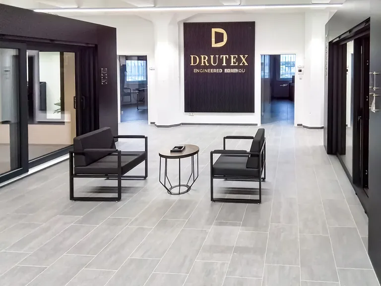 Drutex entwirft die Ausstellungsr&auml;ume individuell nach den Bed&uuml;rfnissen der Kunden. So kann man hier im Hintergrund die B&uuml;rot&uuml;ren von Central Dienstleistungen sehen.