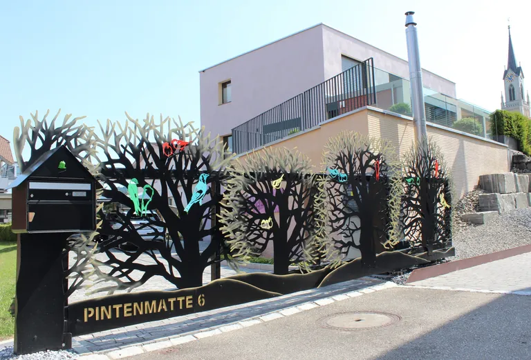 Hecke oder Schiebetor? Vom Konzept &uuml;ber den Entwurf bis zur fertigen Montage haben sich K&uuml;nstler, Metallbauer und Kunde eng abgestimmt.