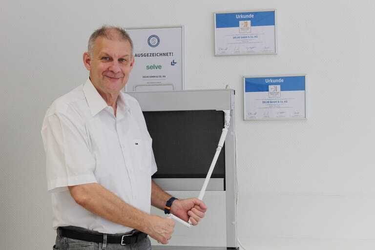 Dirk Wrobel (Produktmanager Textiler Sonnenschutz) hat das Selve-Entwicklungsprojekt geleitet. Genauso wie Fachkunden ist er von den Vorteilen der branchenweit ersten L&ouml;sung zur Not&ouml;ffnung motorisierter Zip-Screens &uuml;berzeugt.
