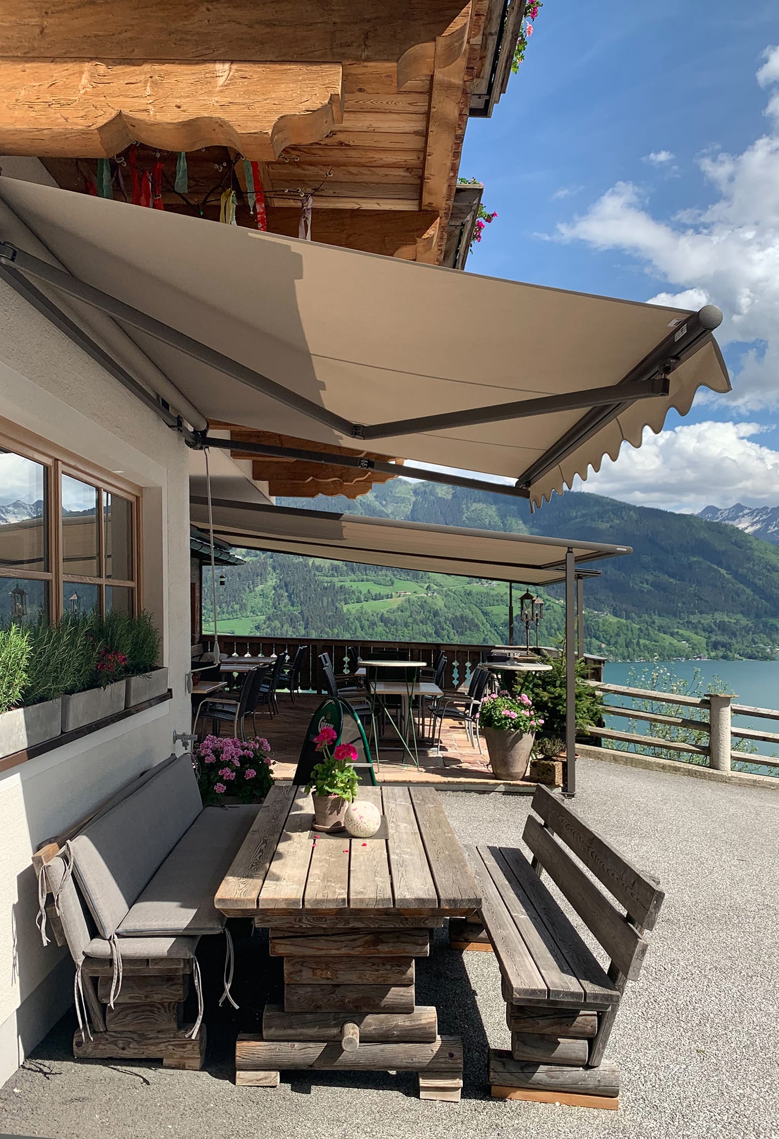 Um die Außenfläche, wie gewünscht, zu beschatten, bot sich eine Kombination aus zwei Pergola-Anlagen und der Gelenkarmmarkise Markilux 1300 an. Hierbei war zu berücksichtigen, dass eine Anlage auf dem Dach montiert werden musste und die andere an der Wand. Auch die Ausfalltiefe der Systeme unterschied sich. Beides erforderte ein sorgfältiges Vorgehen beim Planen und Installieren der Markisen, zumal dies zeitlich versetzt in zwei Etappen erfolgte.