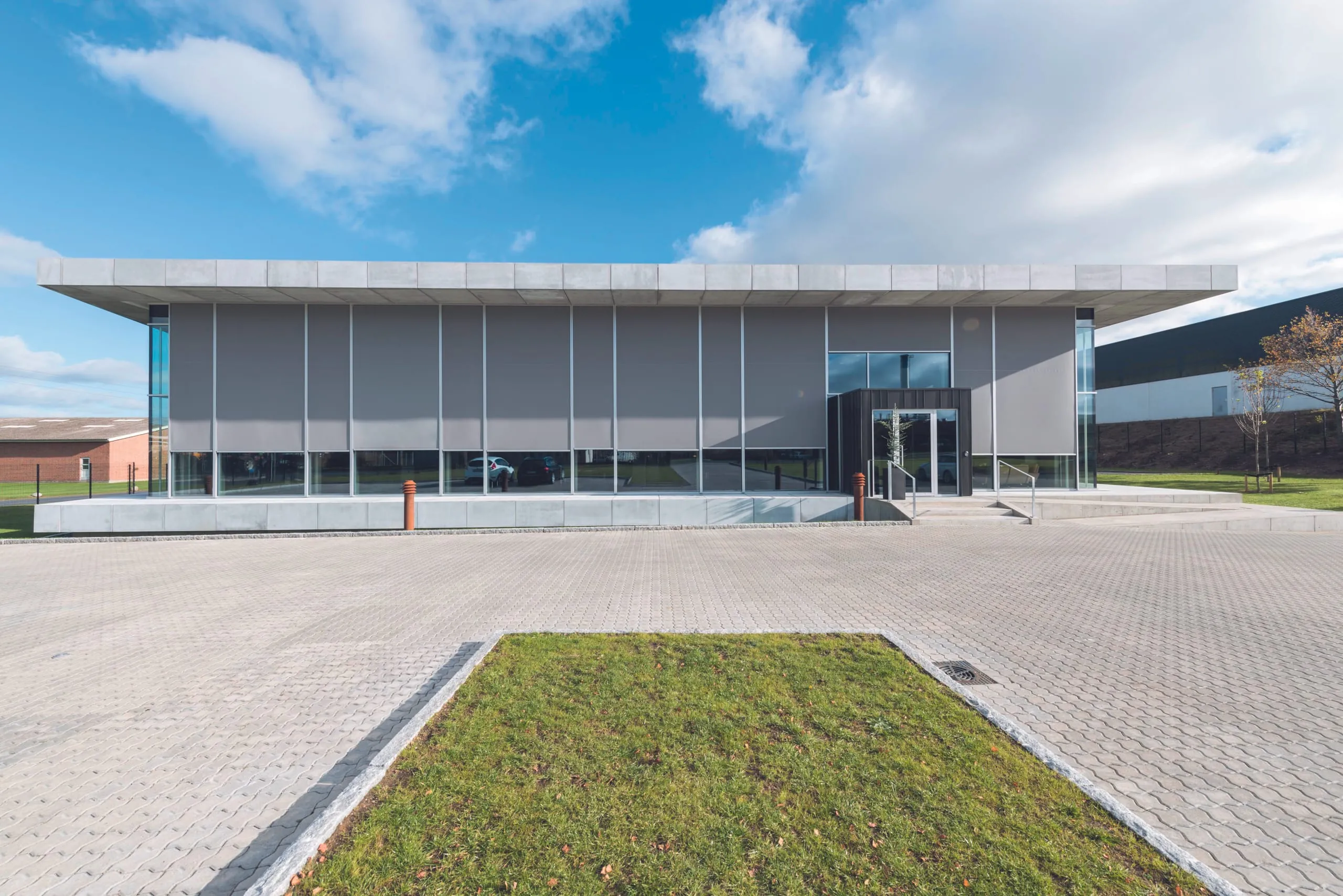 Zipscreens von Heroal beschatten Bürogebäude in Dänemark