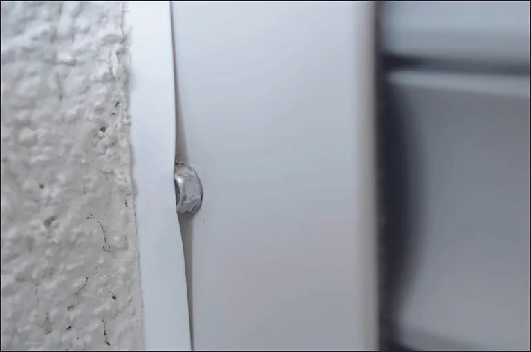 Die Schrauben, mit denen die seitlichen F&uuml;hrungsschienen befestigt sind, ragen in die Andichtleiste. Die Schlagregendichtheit ist so nicht gew&auml;hrleistet.