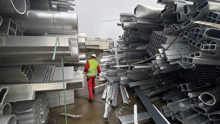 Gebrauchte Aluminiumteile und -schrotte sind zu kostbar, umentsorgt zu werden. &Uuml;ber AUF werden Aluminiumschrotteaus dem Baubereich einem geschlossenen Wertstoffkreislaufzugef&uuml;hrt.