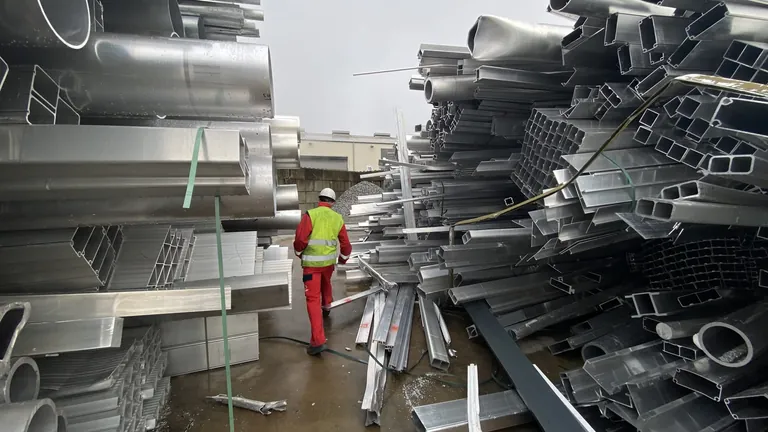Gebrauchte Aluminiumteile und -schrotte sind zu kostbar, umentsorgt zu werden. &Uuml;ber AUF werden Aluminiumschrotteaus dem Baubereich einem geschlossenen Wertstoffkreislaufzugef&uuml;hrt.