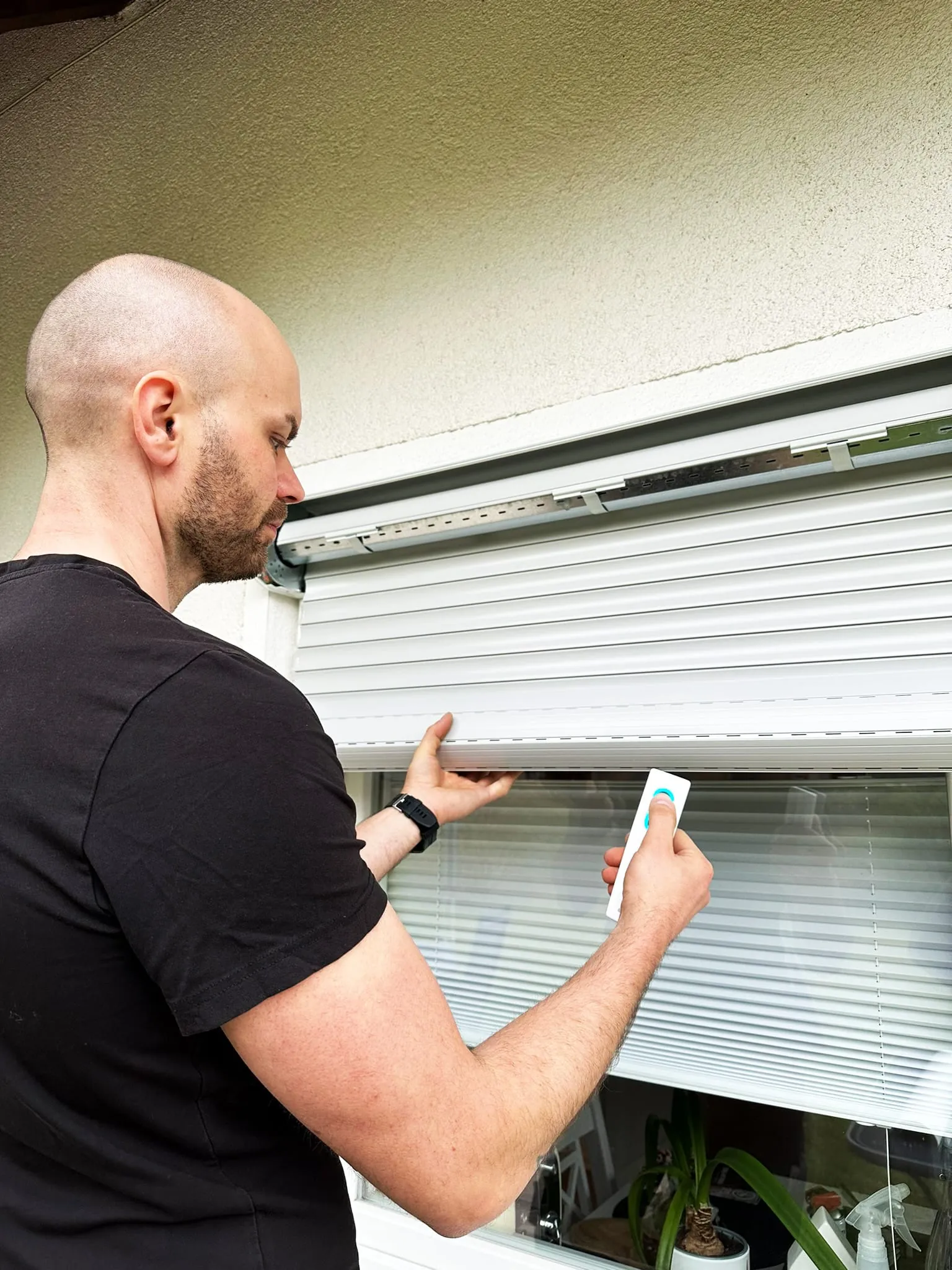 Bedienen Sie die Anlage so, dass sich der Behang auf die Wickelwelle aufrollt. Stellen Sie sicher, dass der Behang gleichmäßig aufgerollt wird und keine Hindernisse im Weg sind.