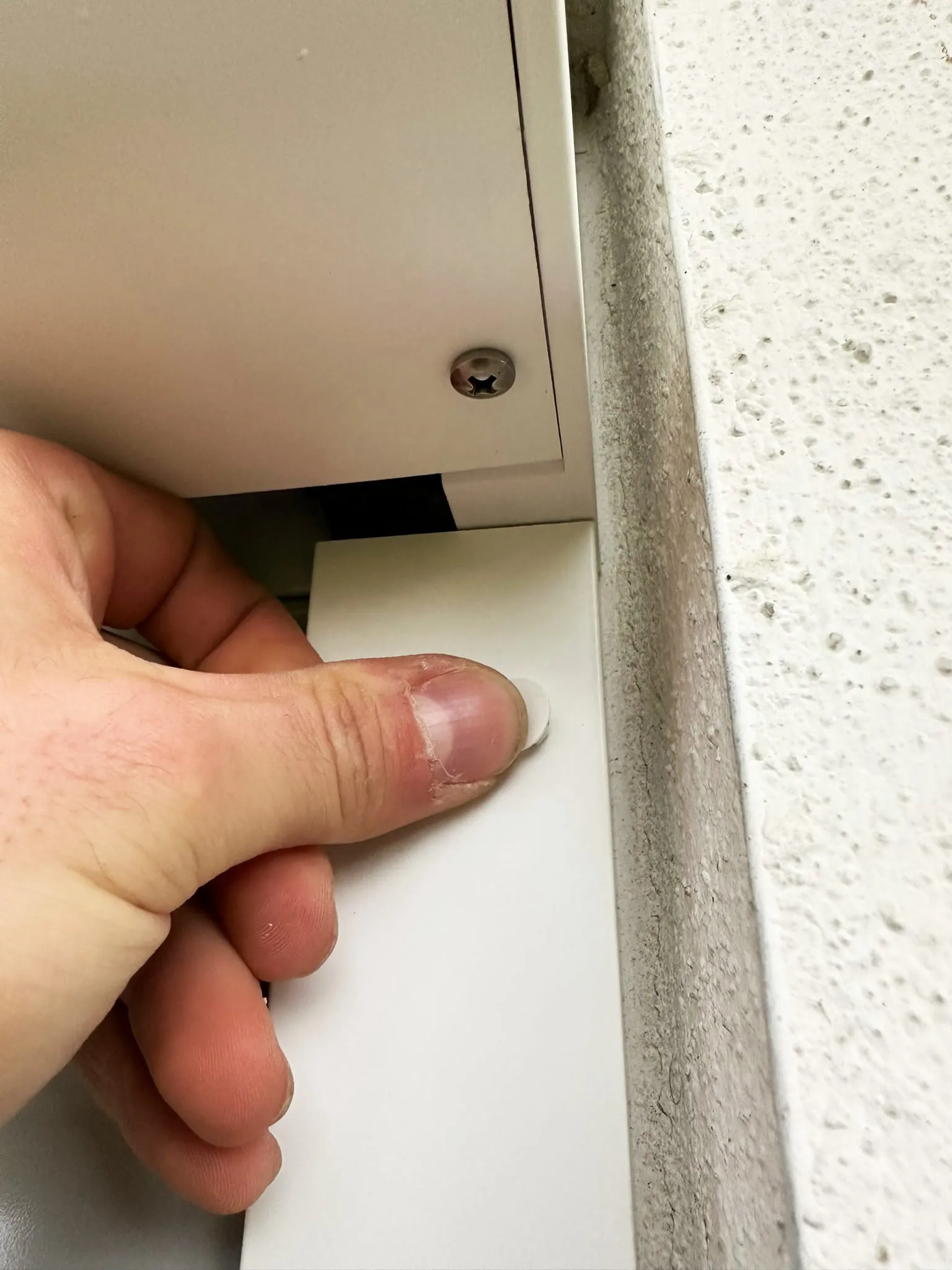 Schließen Sie den Kasten und nutzen Sie das beiliegende Zubehör, wie die Abdeckstopfen, für die Führungsschienen. Stellen Sie sicher, dass alle Teile korrekt befestigt und abgedeckt sind. Nehmen Sie dann den Antrieb in Betrieb. Das Becker-Tool unterstützt die Endlagenprogrammierung und die Funk-Kommissionierung.