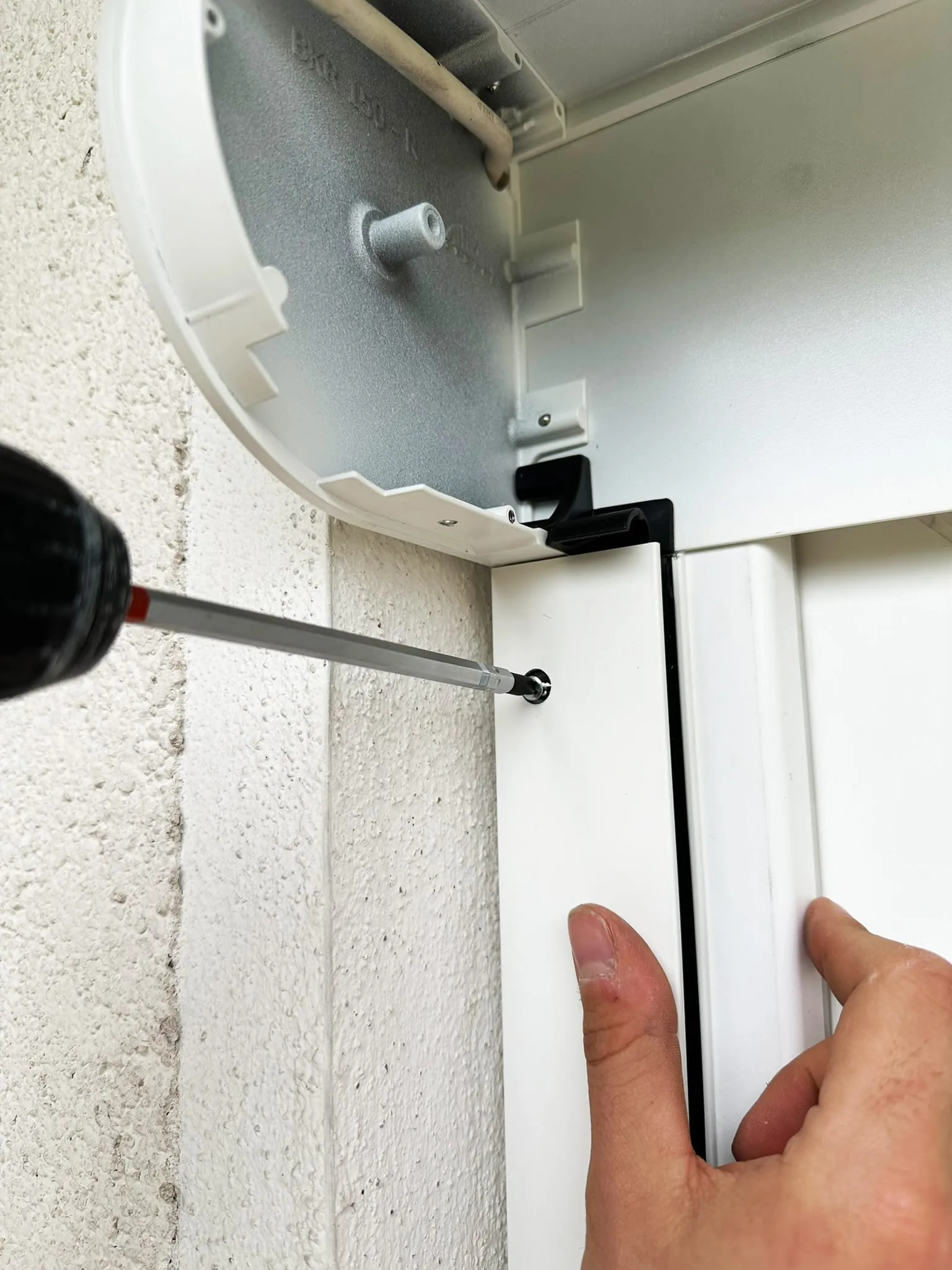 Richte Sie das Vorbauelement so aus, dass es gerade und stabil sitzt. Verwenden Sie für die Montage die zugelassenen Befestigungsmittel entsprechend dem Untergrundmaterial (z.B. Dübel und Schrauben für Beton, Holzschrauben für Holz).