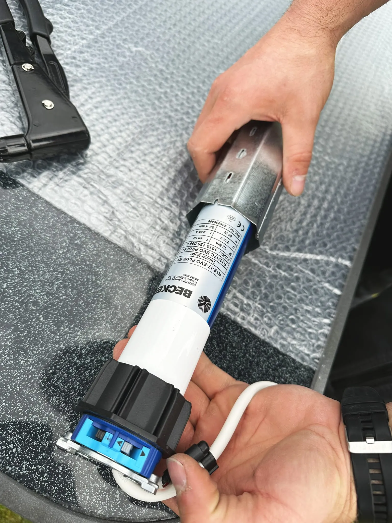 Führen Sie den Antrieb mit der passenden Mitnehmer- Ring-Kombination in die Wickelwelle ein. Stellen Sie sicher, dass die Nut des Laufrings am Antrieb und das Zubehör an der korrekten Stelle sitzen, um die einwandfreie Funktion des Motors zu gewährleisten.