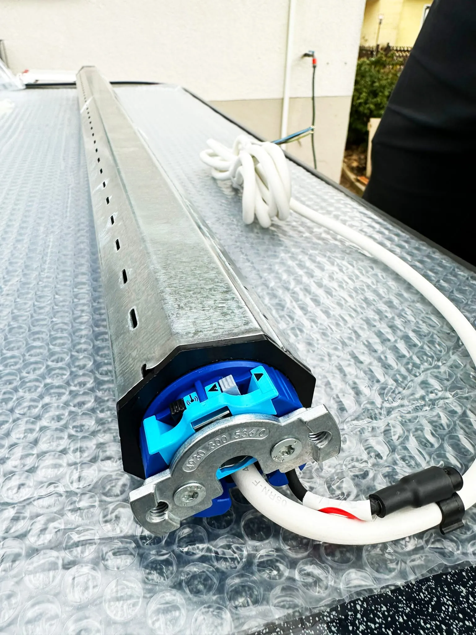 Nutzen Sie den Kabelclip an der Antenne, um die Verlegung der Kabel zu vereinfachen. Das hilft, die Kabel ordentlich und sicher zu führen.