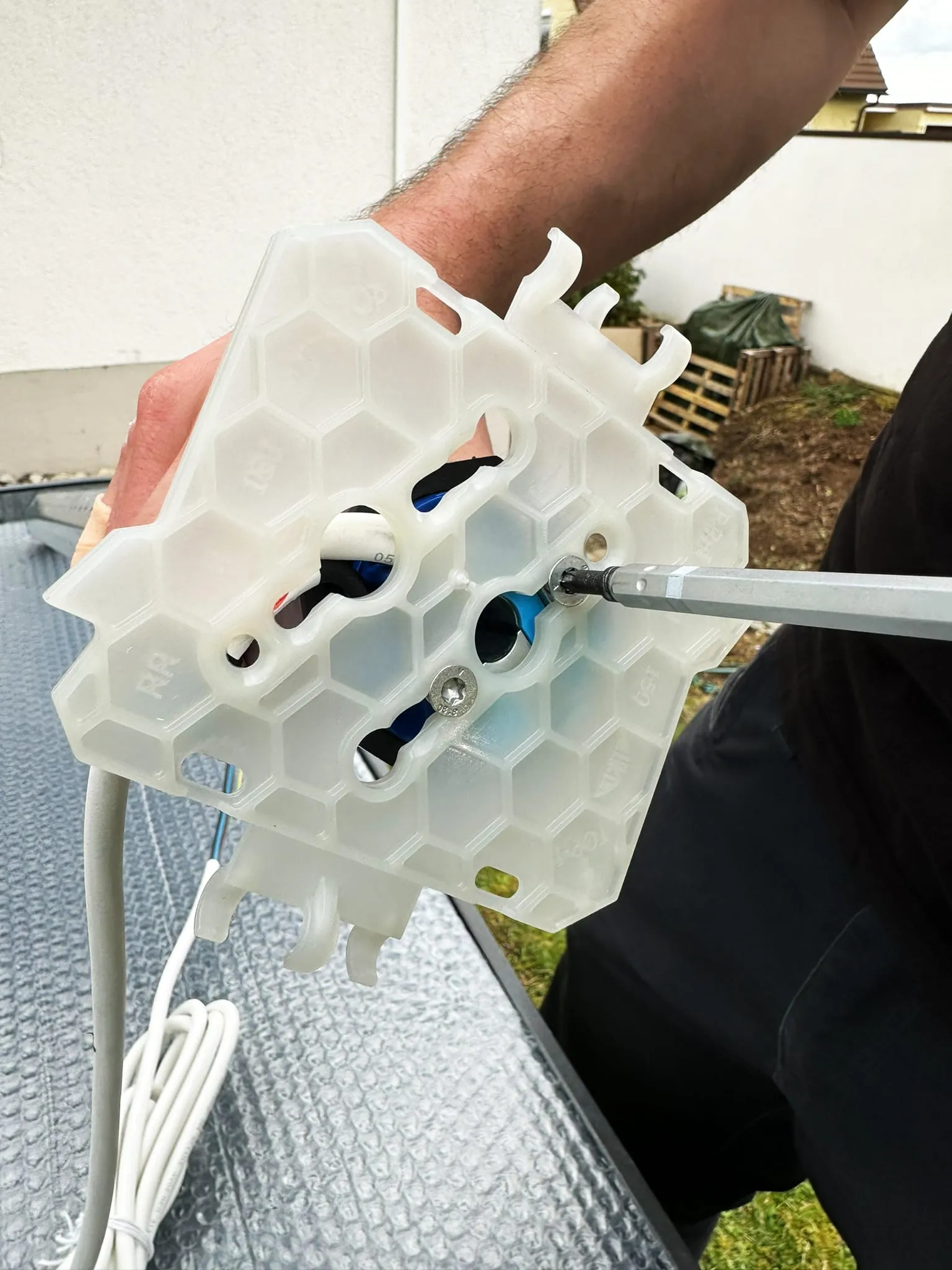 Montieren Sie das zum Motorlager passende Anschlussteil am Antriebskopf. Dies sorgt für eine stabile Verbindung zwischen Antrieb und System.