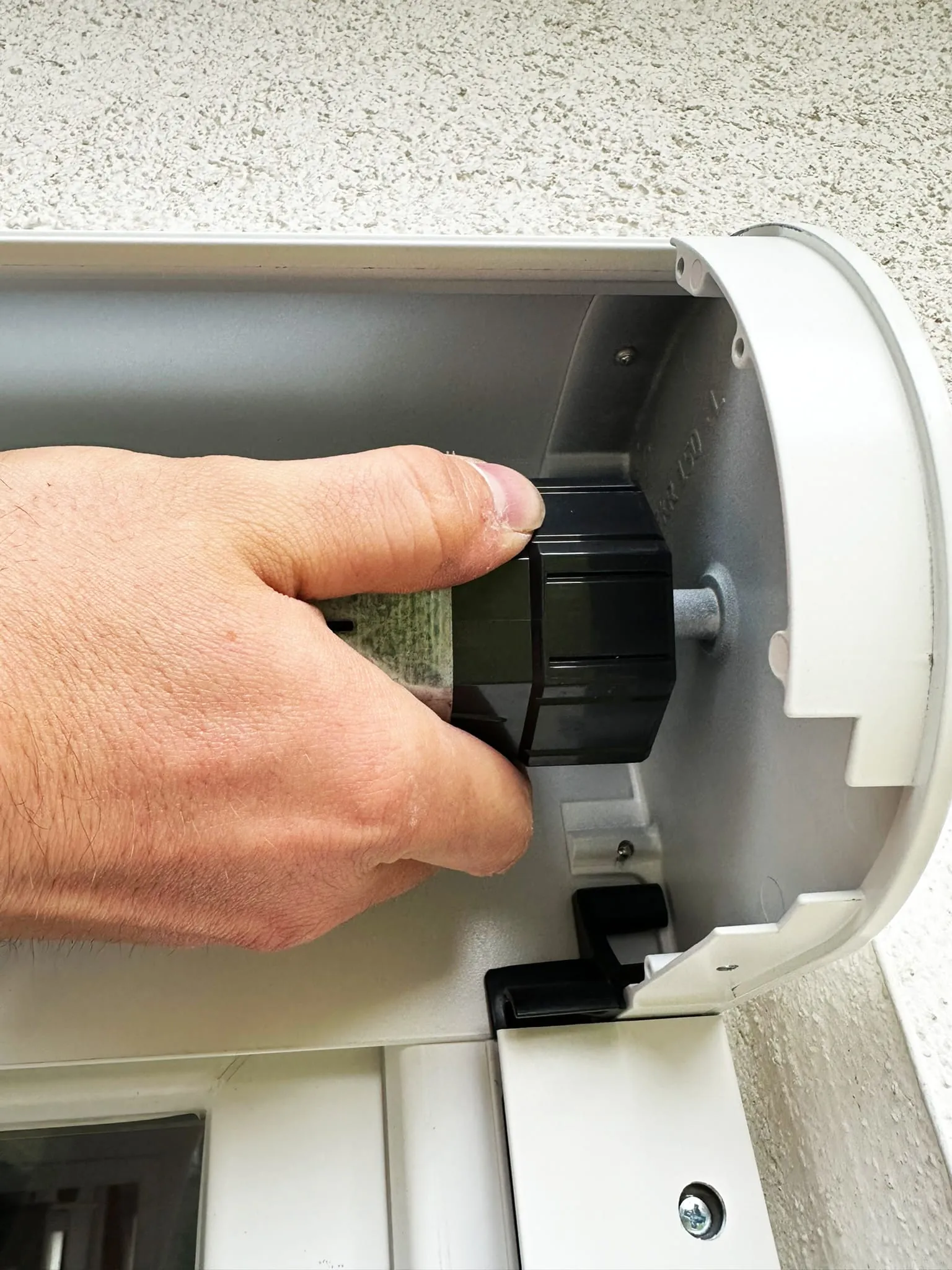 Ziehen Sie die Walzenkapsel so weit aus der Wickelwelle, dass etwa drei bis fünf Millimeter axiales Spiel vorhanden ist. Fixieren Sie die Walzenkapsel oder das verstellbare Wellenende mit der Wickelwelle (Schraube oder Niete).