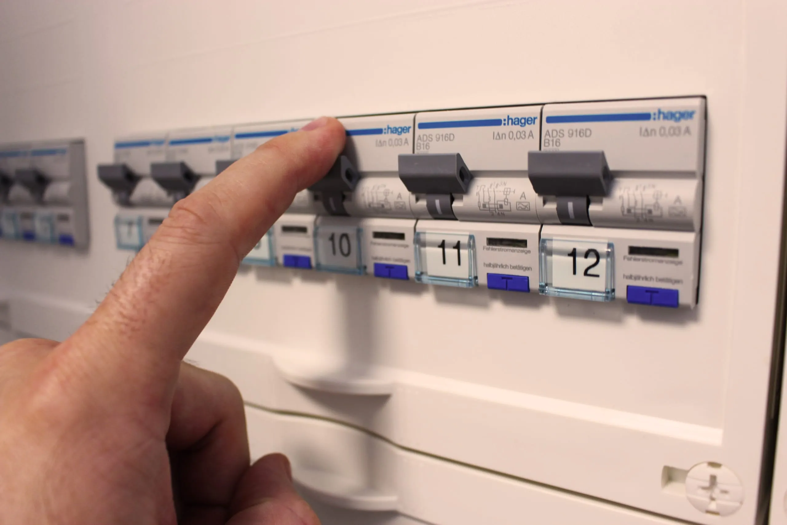 Schließen Sie die Anlage elektrisch an. Achtung: Elektroanschlüsse dürfen nur von einer Elektrofachkraft ausgeführt werden. Vor der Montage ist die Stromzuleitung spannungsfrei zu schalten und zu sichern. Geben Sie die der Anleitung beiliegenden Anschlussinformationen dem ausführenden Elektroinstallateur.