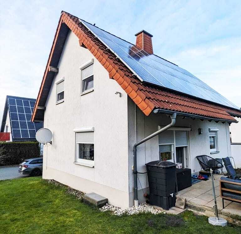 In den Vorbaurollläden dieses Hauses sind Antriebe der Evo-­Centronic-Plus-Serie von Becker-Antriebe verbaut. Die Bilderserie dokumentiert die Montage der Antriebe in den Elementen.