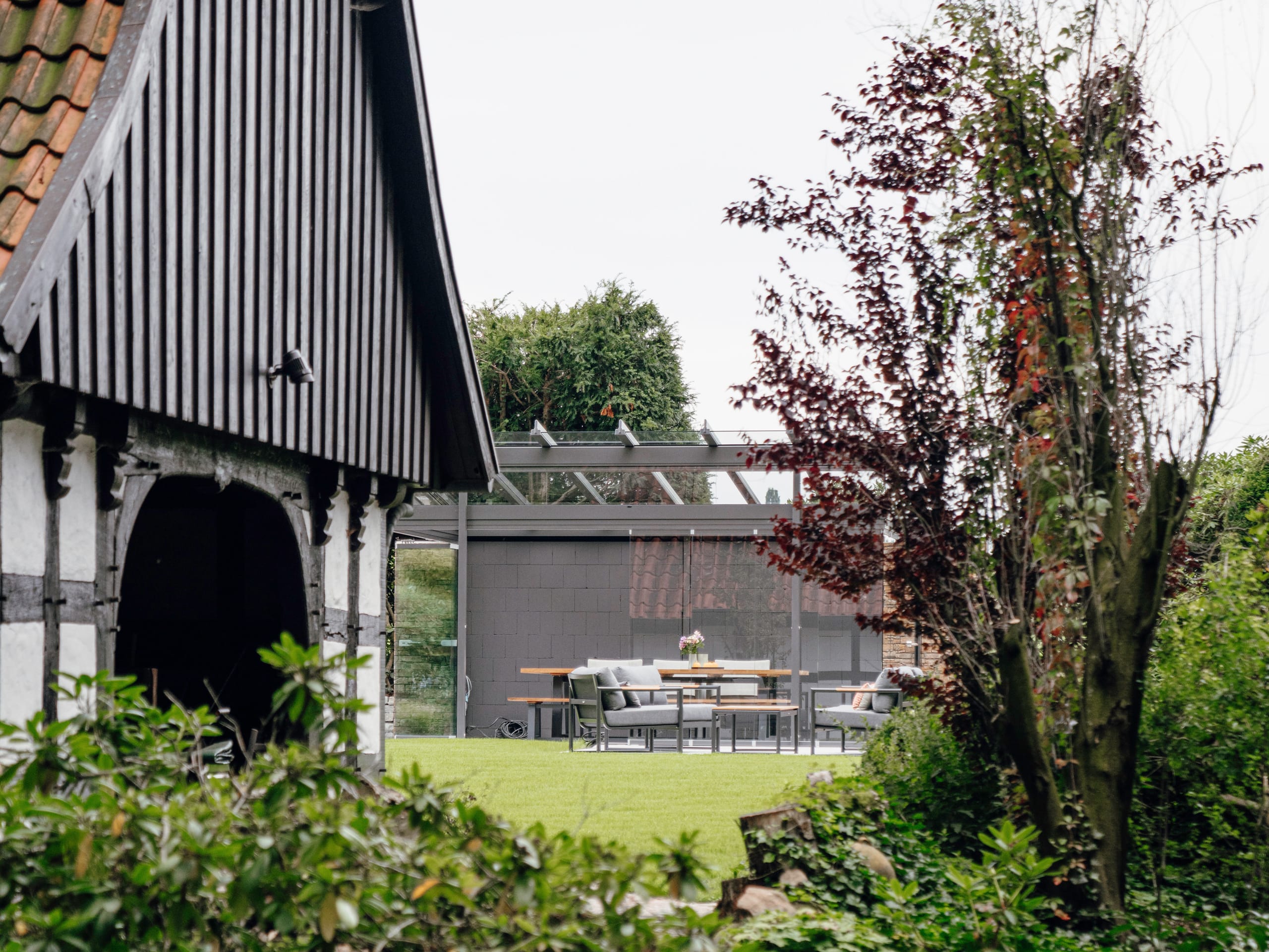Die Natur zu jeder Jahreszeit im geschützten Raum genießen – das ist in einem Wintergarten möglich. Auch Glashäuser bieten von März bis Oktober ausreichend Schutz vor Wind und Wetter. Doch nicht immer ist ein Anbau an ein bestehendes Gebäude möglich, wie ein Beispiel aus dem Osnabrücker Land zeigt. Für die Besitzer eines denkmalgeschützten Fachwerkhauses war ein freistehendes Terrassendach mit vertikalen Verglasungselementen von Solarlux die passende Lösung.