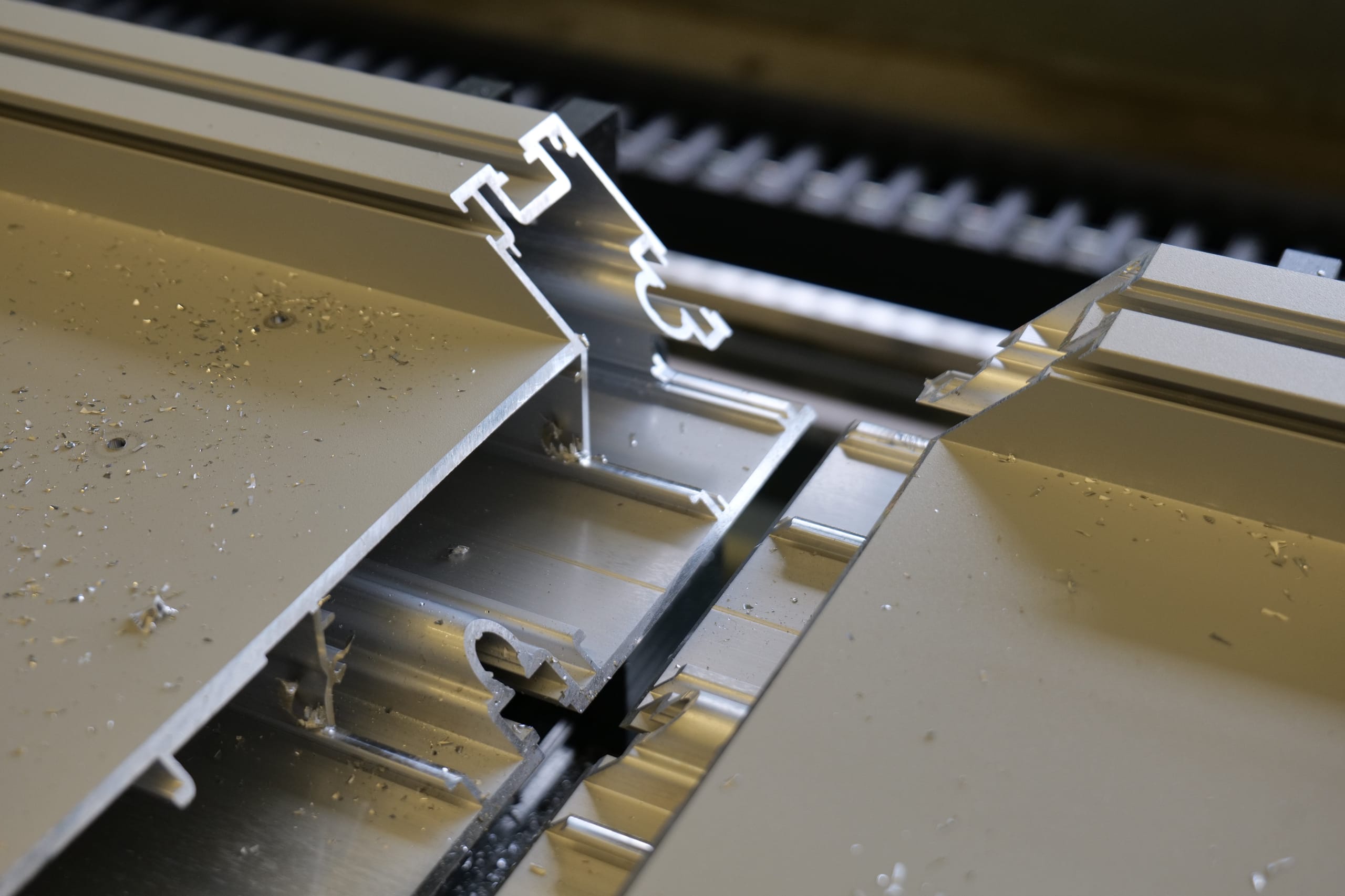 Das Ergebnis sind montagefertige Bauteile – Zuschnitt- oder Bohrwerkzeuge sind für den Monteur nicht nötig und erleichtern so die Montage vor Ort.