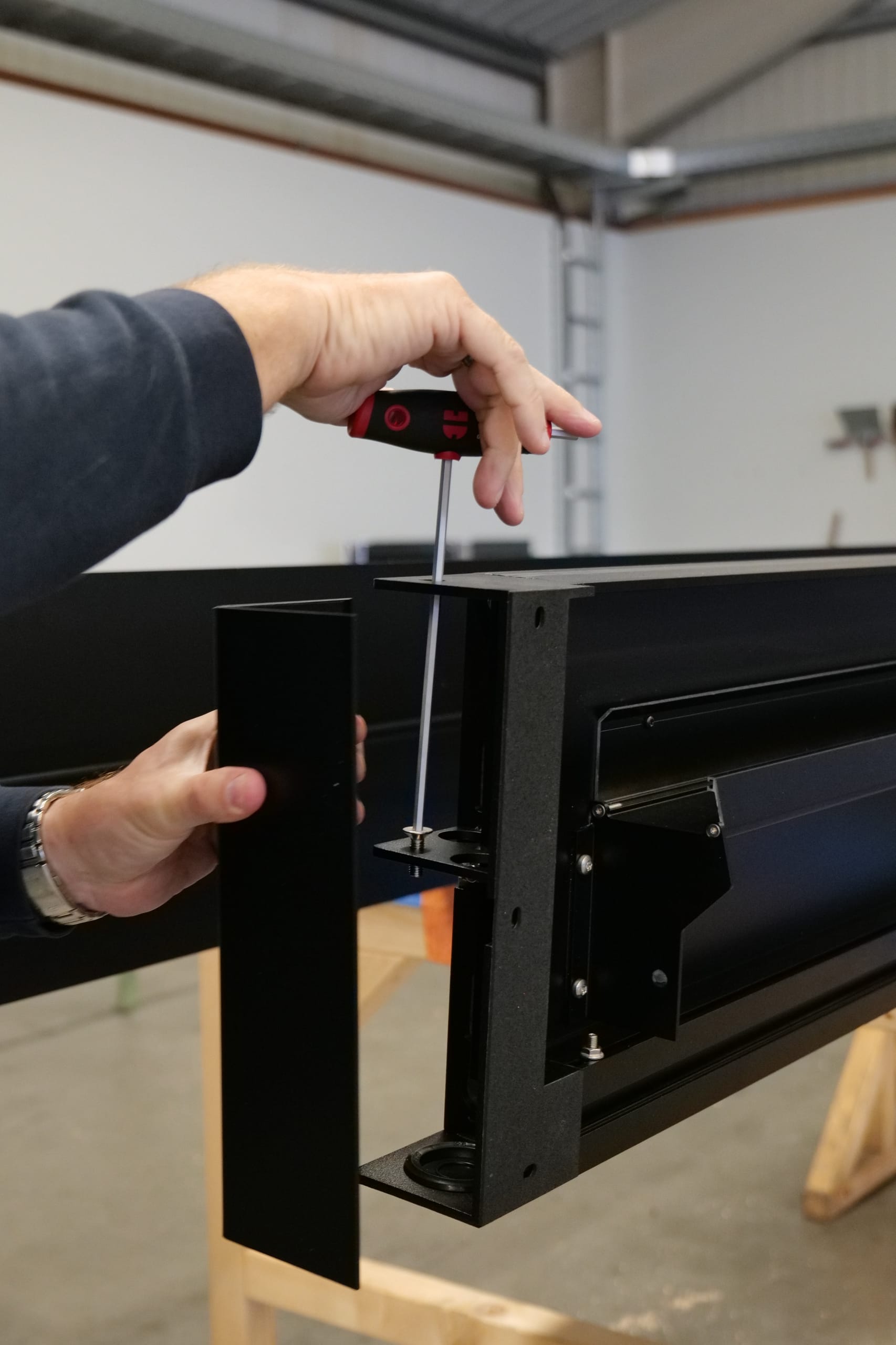 An den Ecken werden die seitlichen Rahmenelemente des Daches und die Stützen mit der Eckverbindung Ausführung B verschraubt – im Anschluss versteckt eine Abdeckung die Schrauben.