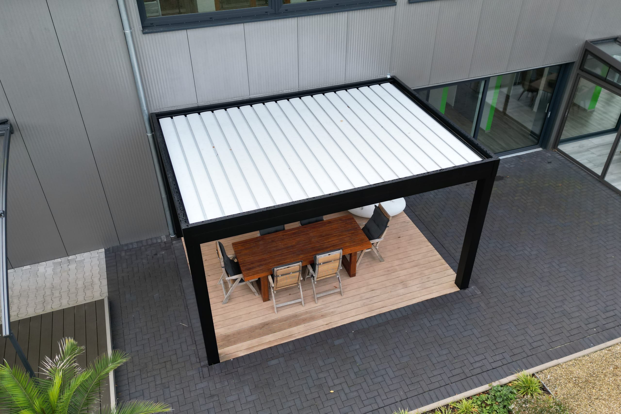 Die bis 135 Grad drehbaren Lamellen regulieren Licht, Schatten und natürliche Belüftung – bequem per App oder Fernbedienung. Mit einer Tragfähigkeit von 350 Kilogramm/Quadratmeter ist das Lamellendach von TS-Aluminium hoch belastbar und bietet selbst in schneereichen Gebieten hohe Sicherheit.