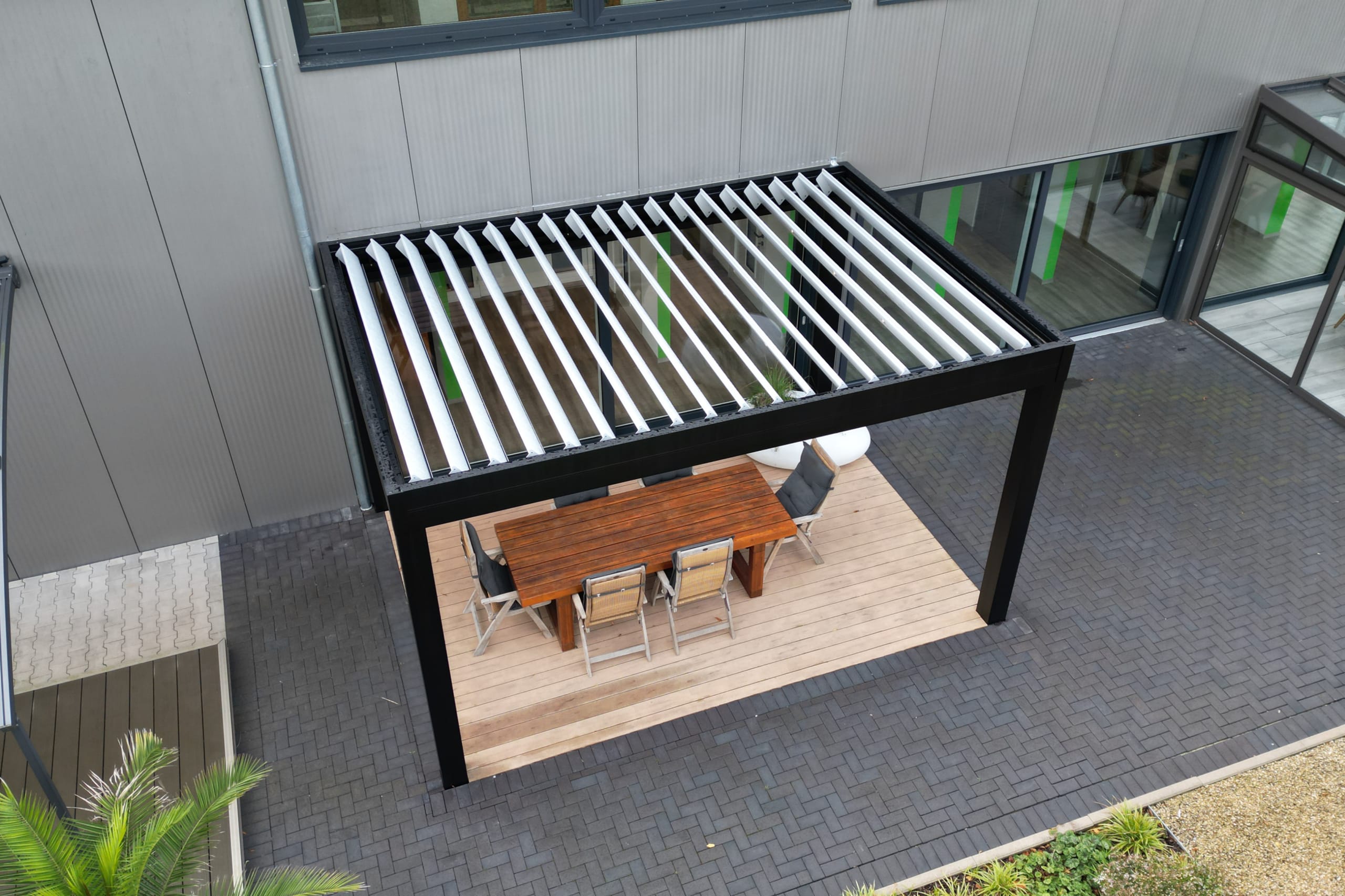 Der Weg eines Lamellendachs von der Fertigung bis zur Montage