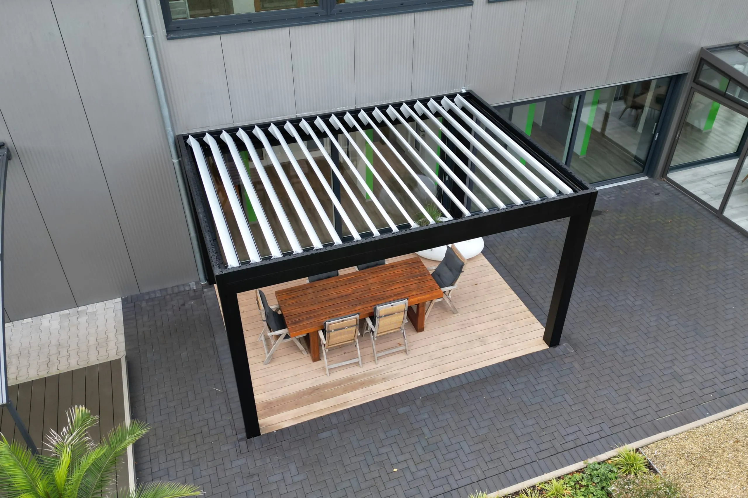 Der Weg eines Lamellendachs von der Fertigung bis zur Montage