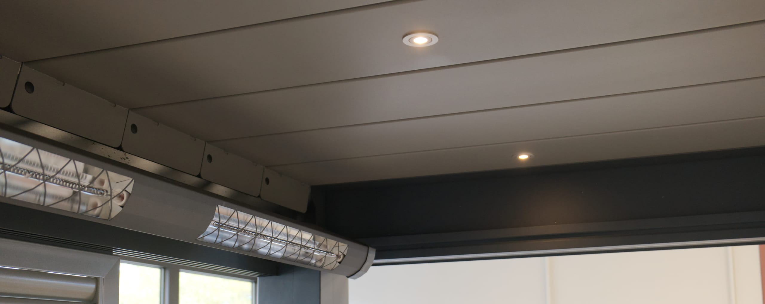 Sogar die Löcher für die Strahler in den einzelnen Lamellen werden vorgebohrt. Auf der Baustelle sind die passgenauen Strahler nur noch einzusetzen – wenn sie gewünscht sind.