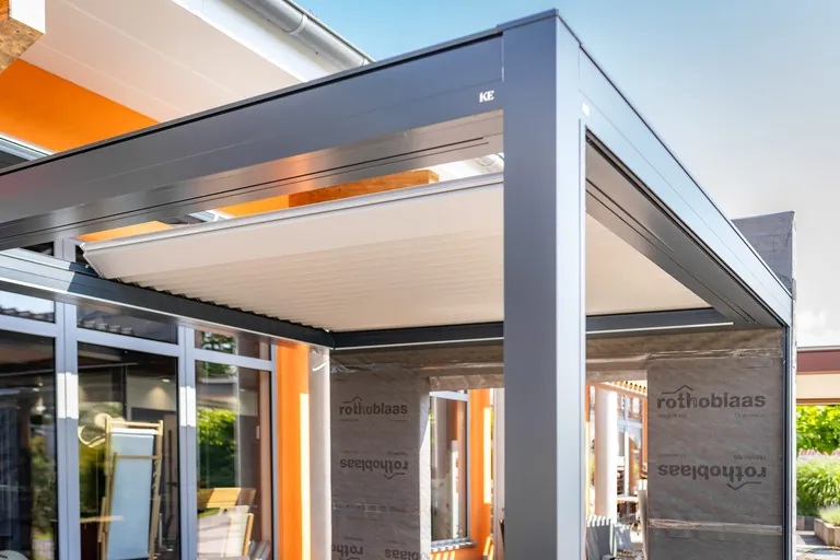 Die Ausstellungsfl&auml;che mit 1500 Quadratmetern teilt sich in einen Au&szlig;enbereich mit 500 Quadratmeter und einen Innenbereich mit 1000 Quadratmeter auf.