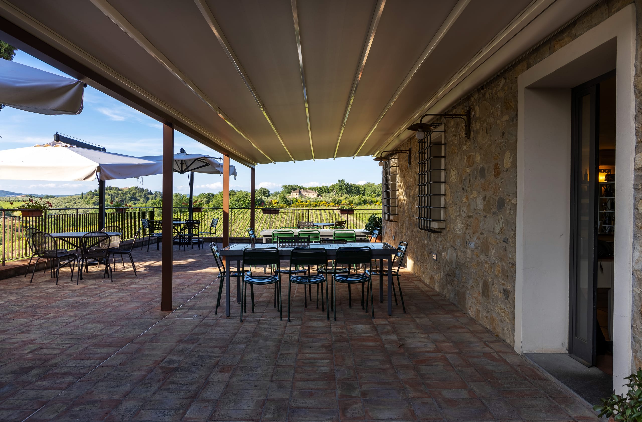 Die Pergolen schützen die Gäste des Weinguts vor Sonne und Regen.