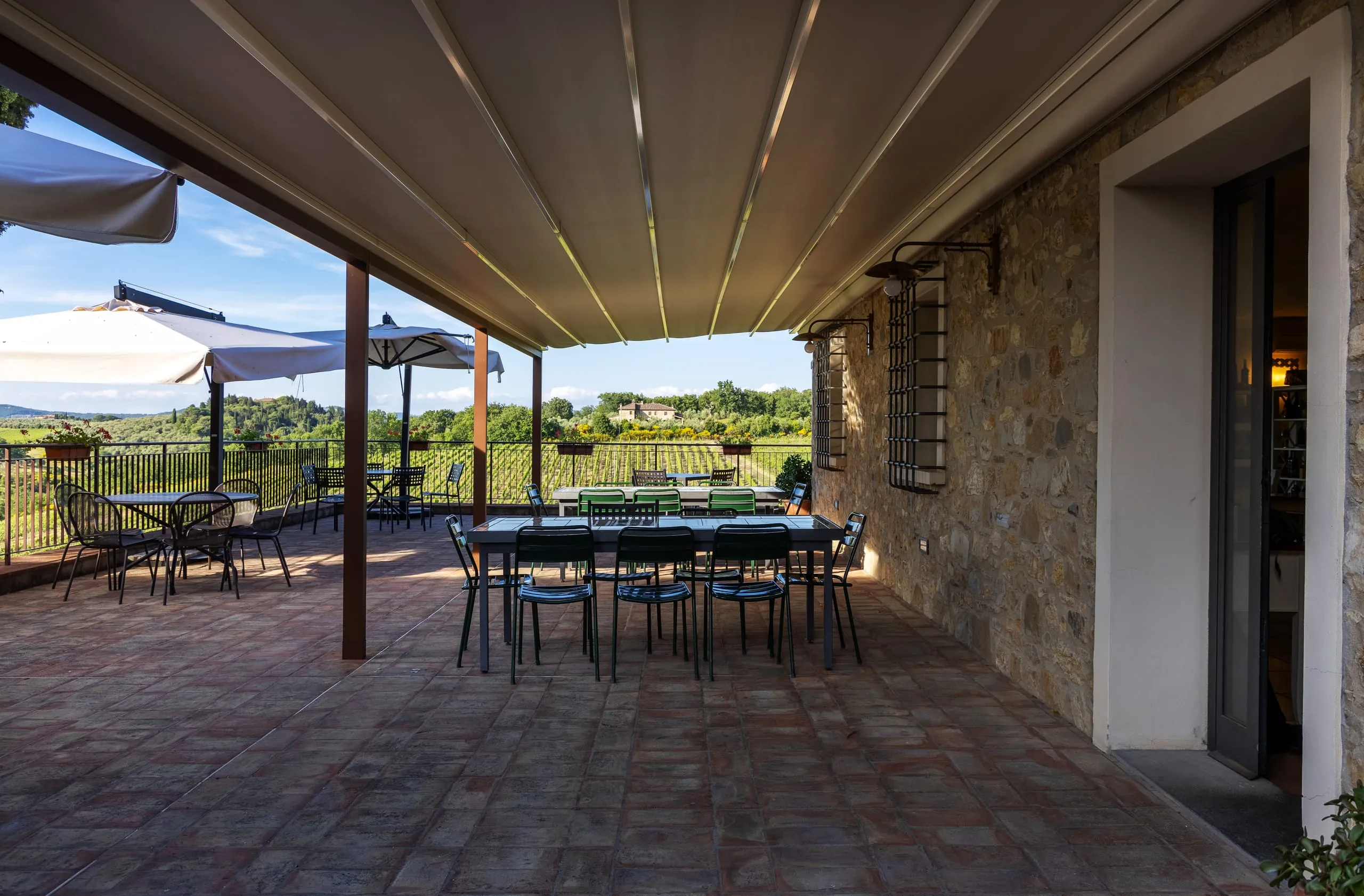 Die Pergolen schützen die Gäste des Weinguts vor Sonne und Regen.