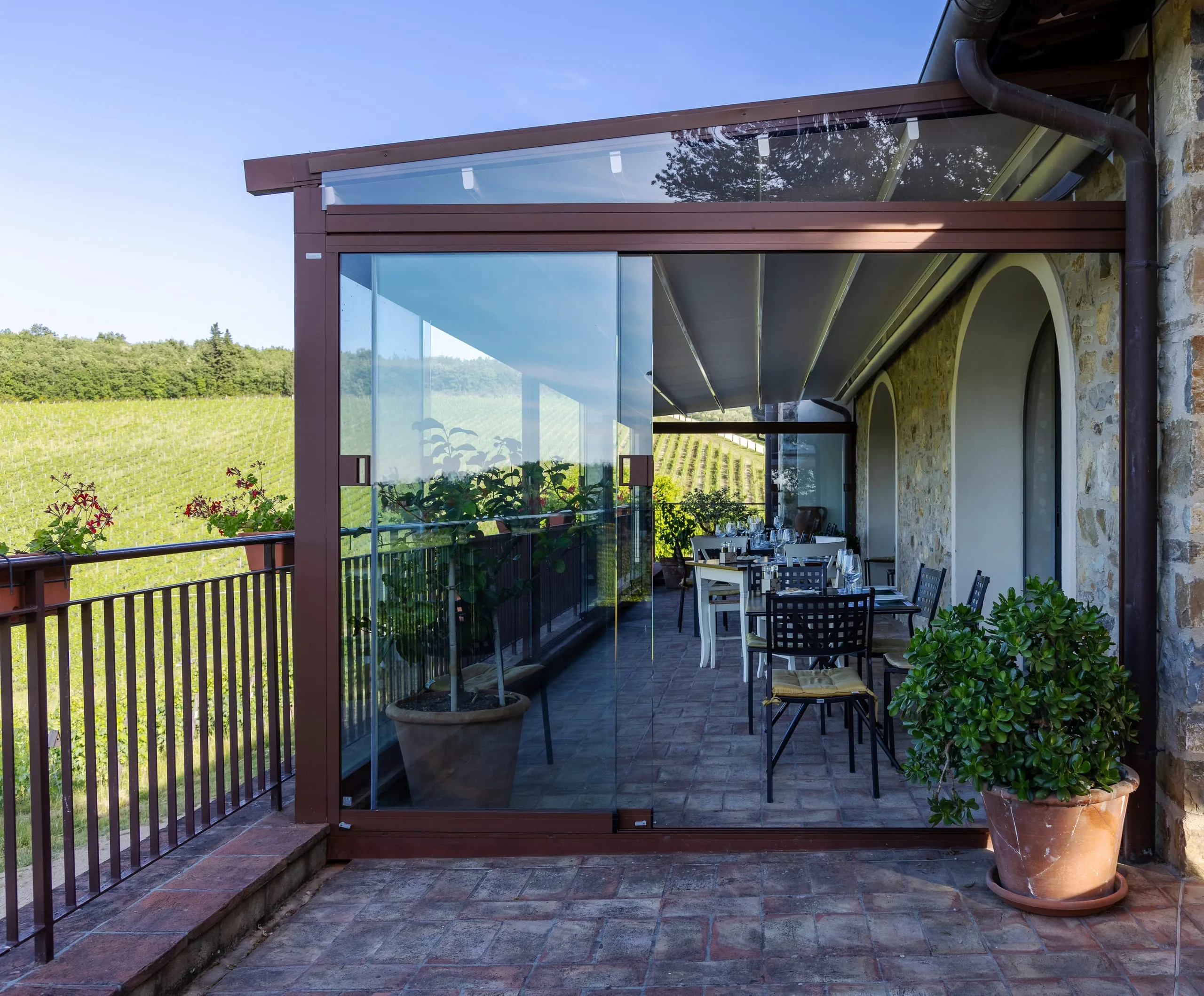 Eine Pergola wurde durch eine Line Glass-Verglasung ergänzt. Die Panorama-Schiebefenster lassen sich sowohl nach rechts als auch nach links verschieben.