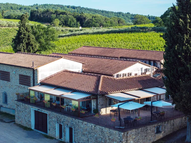 Casa Emma liegt in San Donato in Poggio (Barberino Tavarnelle) und ist von 28 Hektar Weinbergen und 1000 Olivenbäumen umgeben.
