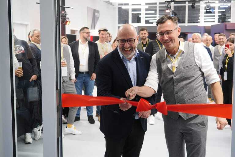 Andreas Kraler, gesch&auml;ftsf&uuml;hrender Gesellschafter der Hella Gruppe (li.), und Ingo Gaiser, Vertriebs-Gesch&auml;ftsf&uuml;hrer Deutschland, bei der offiziellen Er&ouml;ffnung des Hella Campus.