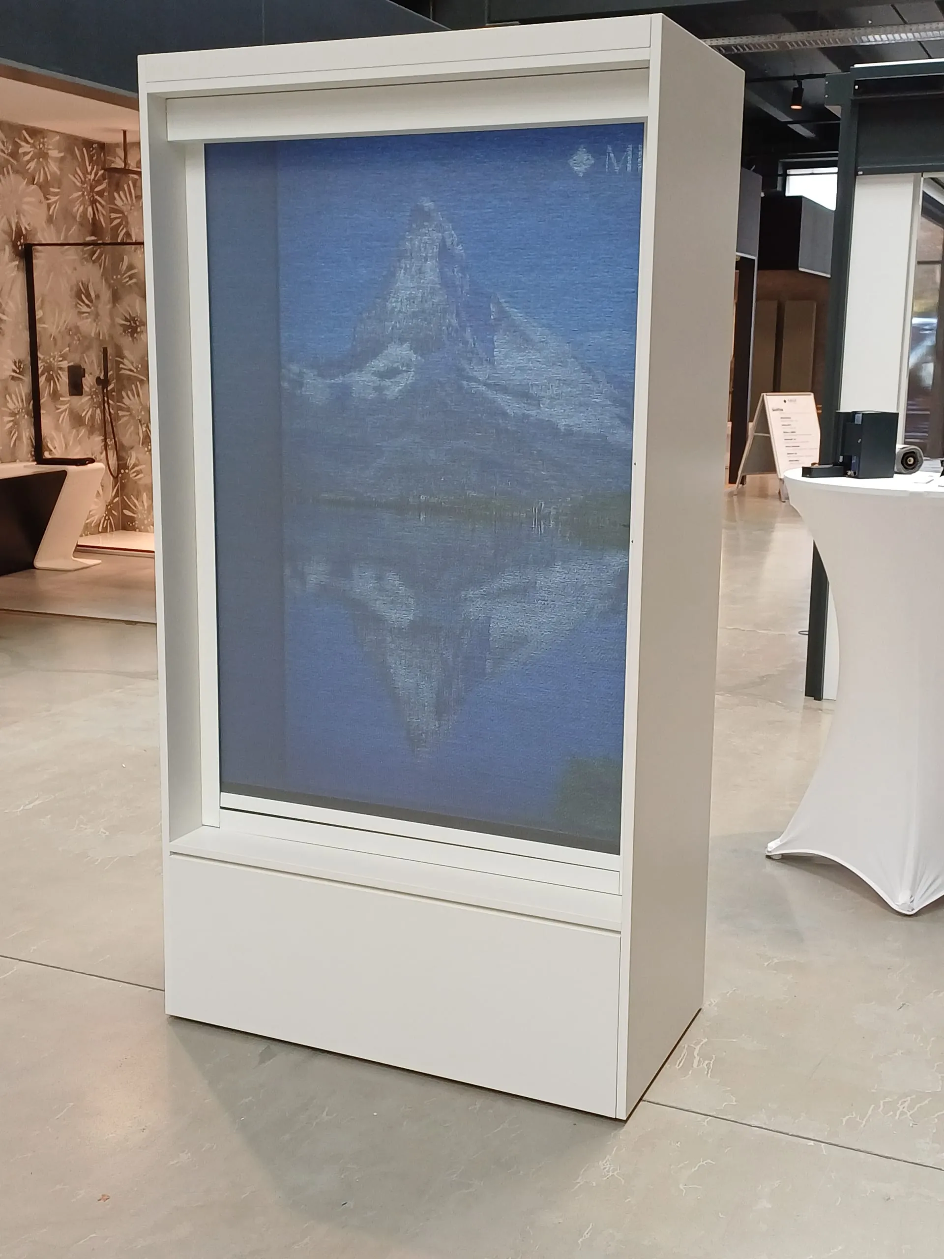 Das stretchbare Liris-Gewebe von Soltis kombiniert mit MHZ-Rollotechnik.