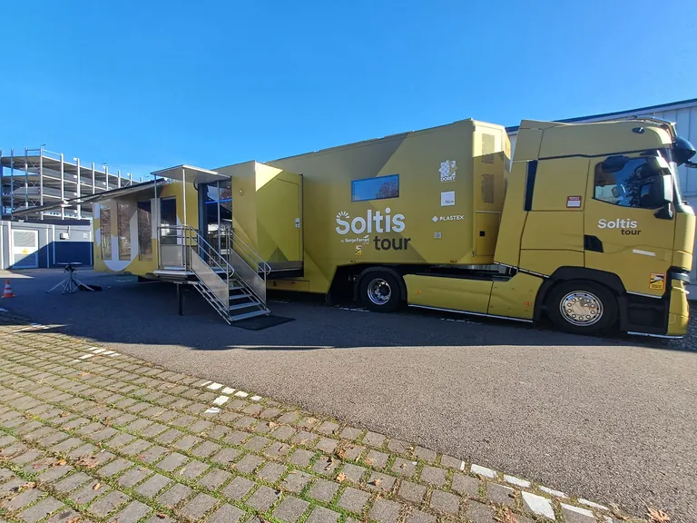 Der Soltis-Truck vor dem Showroom von MHZ in Lindau.