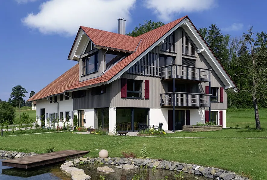 Klappläden verbinden regionale Tradition mit Funktionalität