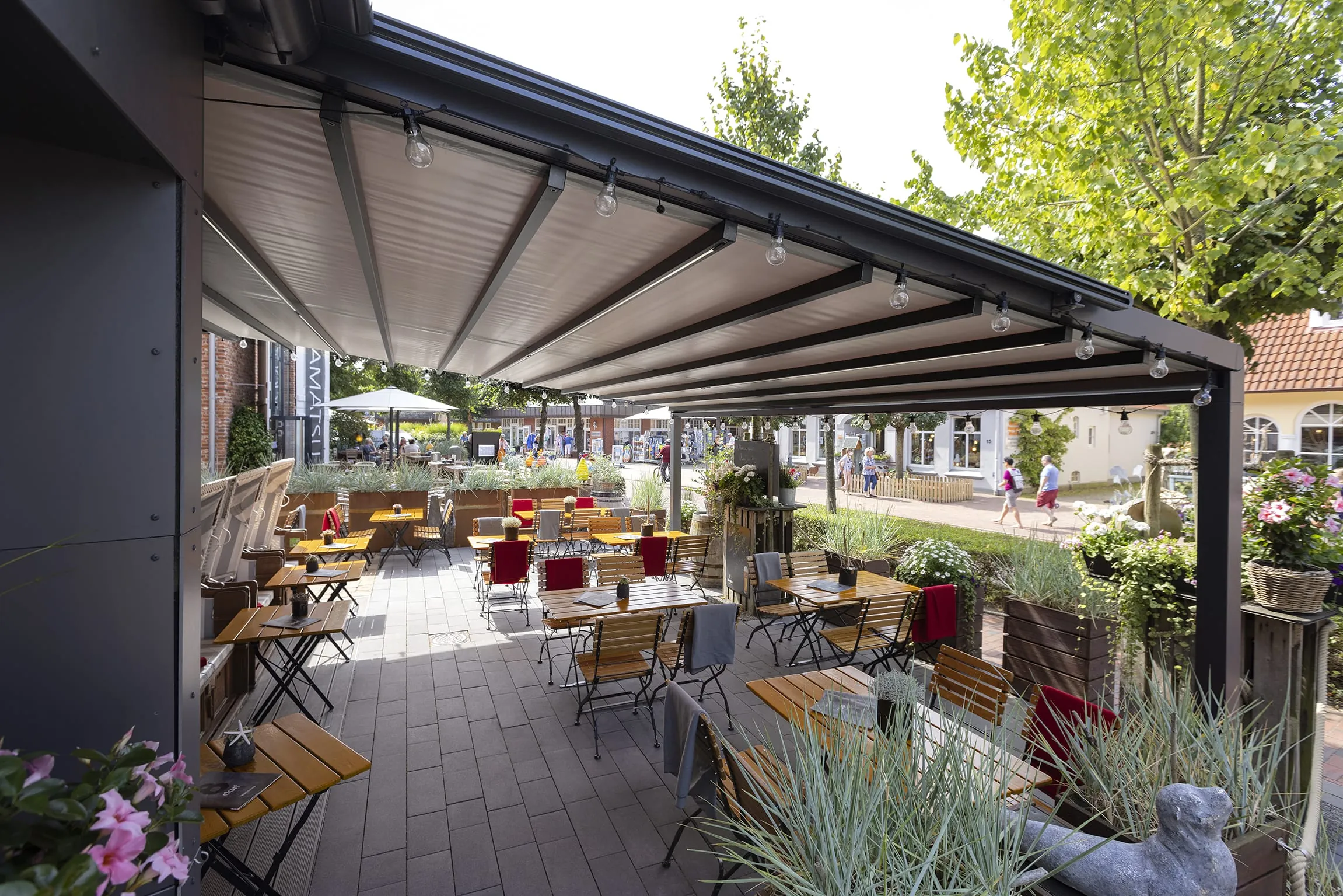 Modernes Markisen-Ensemble für Gastroterrasse an der Nordsee