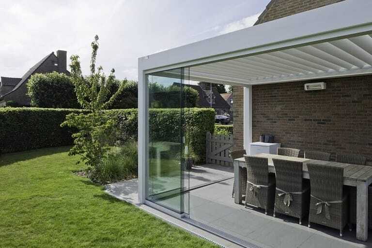 Eine Variante der Aluminium-Pergolen von Berner Living in weiß und mit Glasfront.