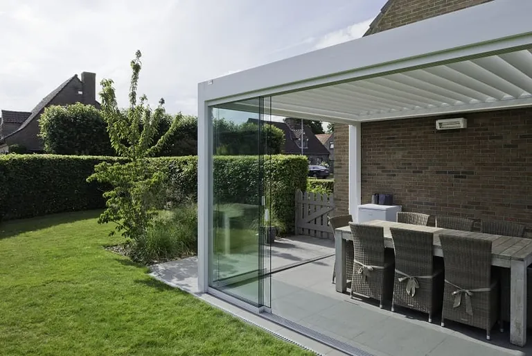 Eine Variante der Aluminium-Pergolen von Berner Living in wei&szlig; und mit Glasfront.