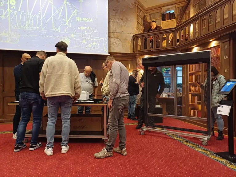 An der 3. Workshop-Station konnten die Kunden die Solar-Lösungen von Lakal und Somfy an echten Produkten testen, aus- und zusammenbauen.