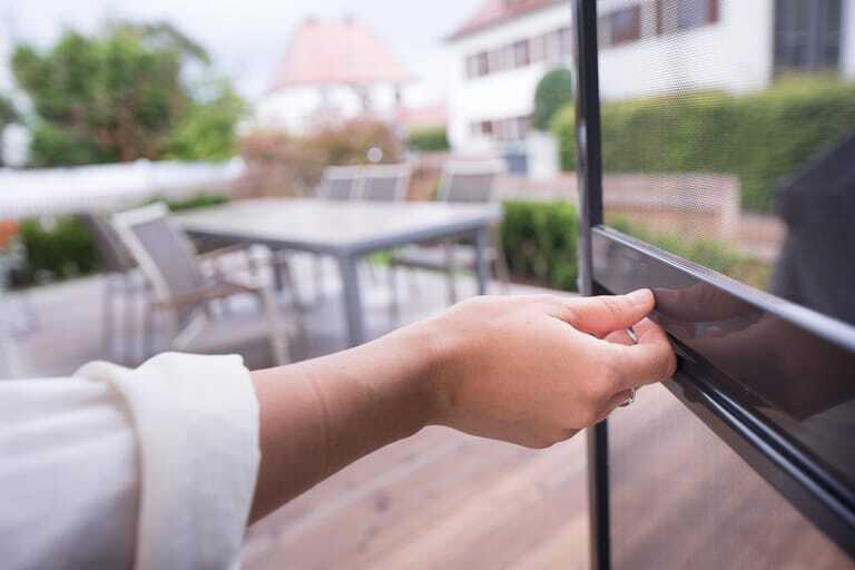 Die Pendelt&uuml;re mit Griffleiste ist leicht zu &ouml;ffnen.