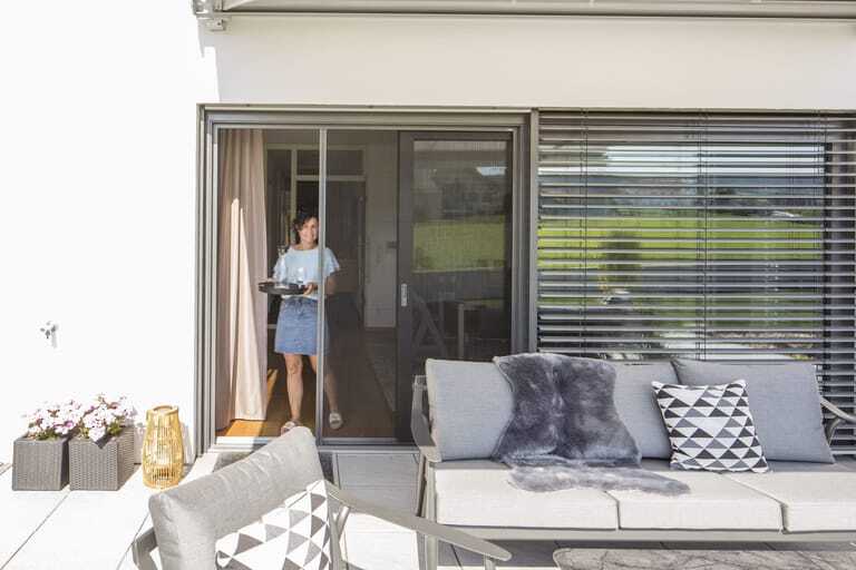 Das Insektenschutz-Plissee ist ideal f&uuml;r gro&szlig;e Fensterfl&auml;chen und l&auml;sst sich einfach zur Seite schieben.