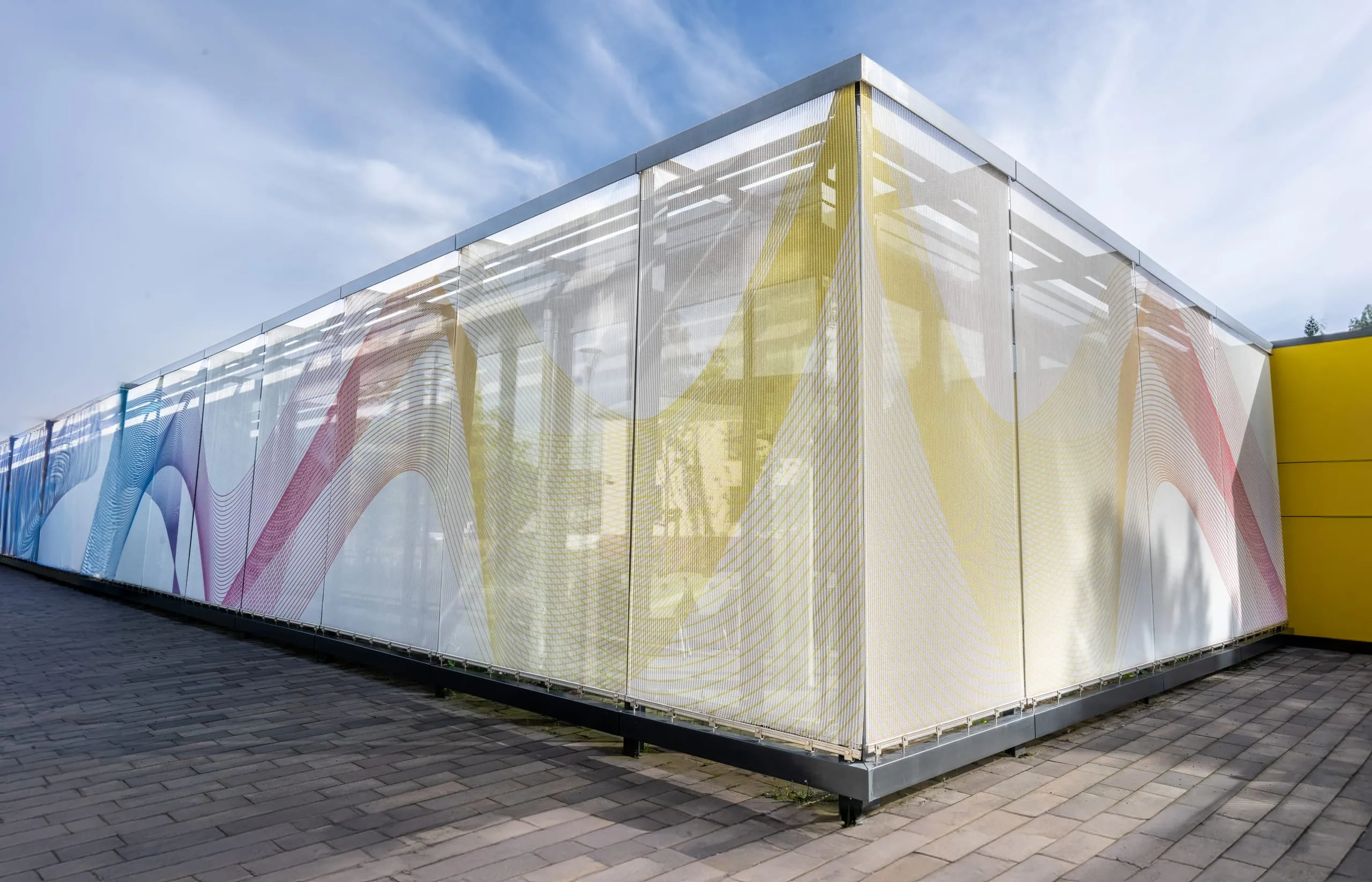 Farbenfroher Sonnenschutz aus Architekturgewebe