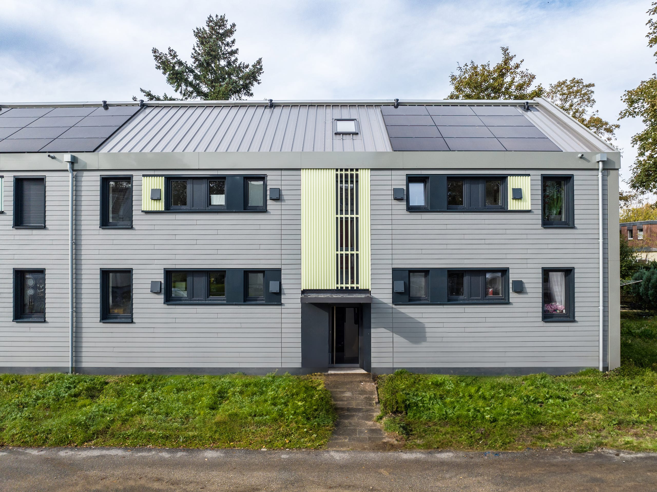 Warema: Vorbau-Rollläden für serielle Sanierung