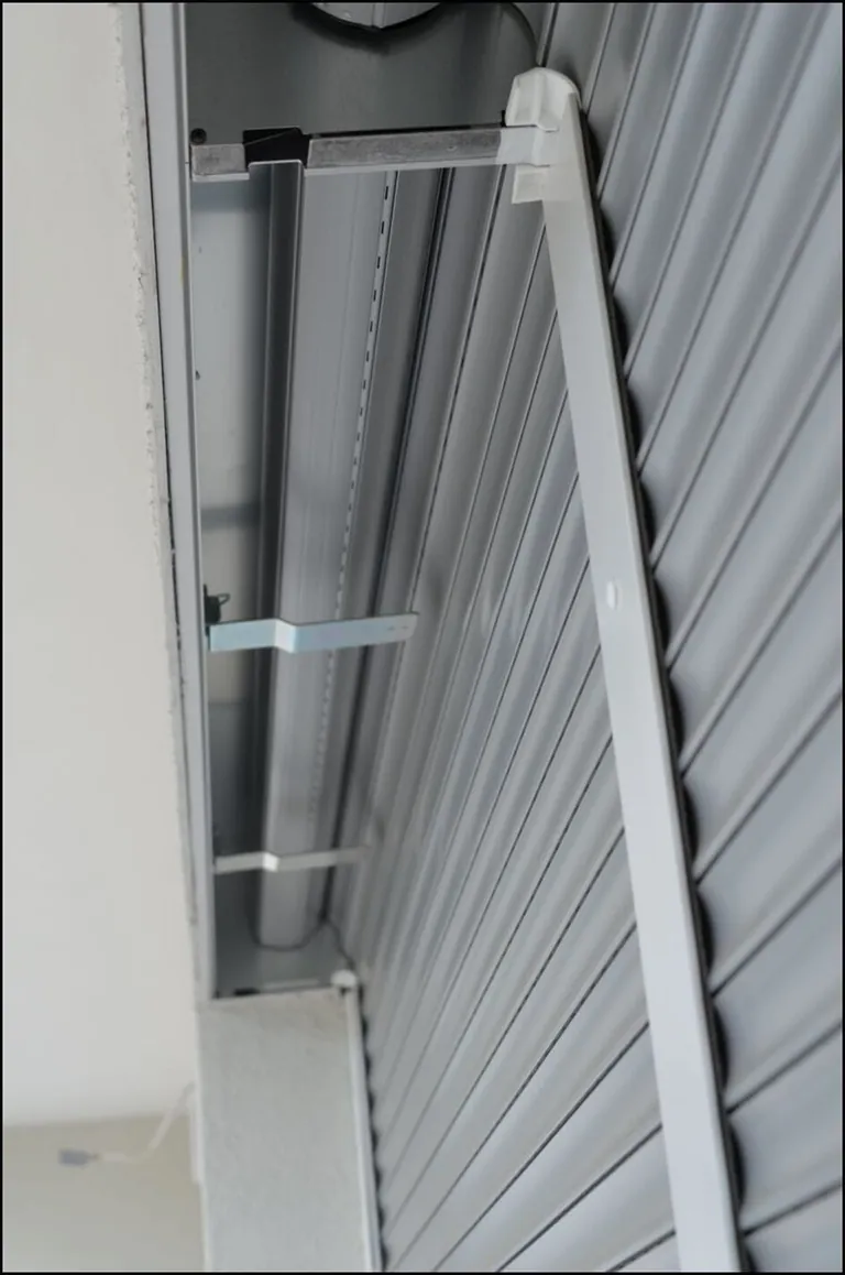 Fehlende Verschraubung im Mauerwerk: Der Vorbaurollladenkasten an der Hebeschiebe-T&uuml;r kippt nach vorne.