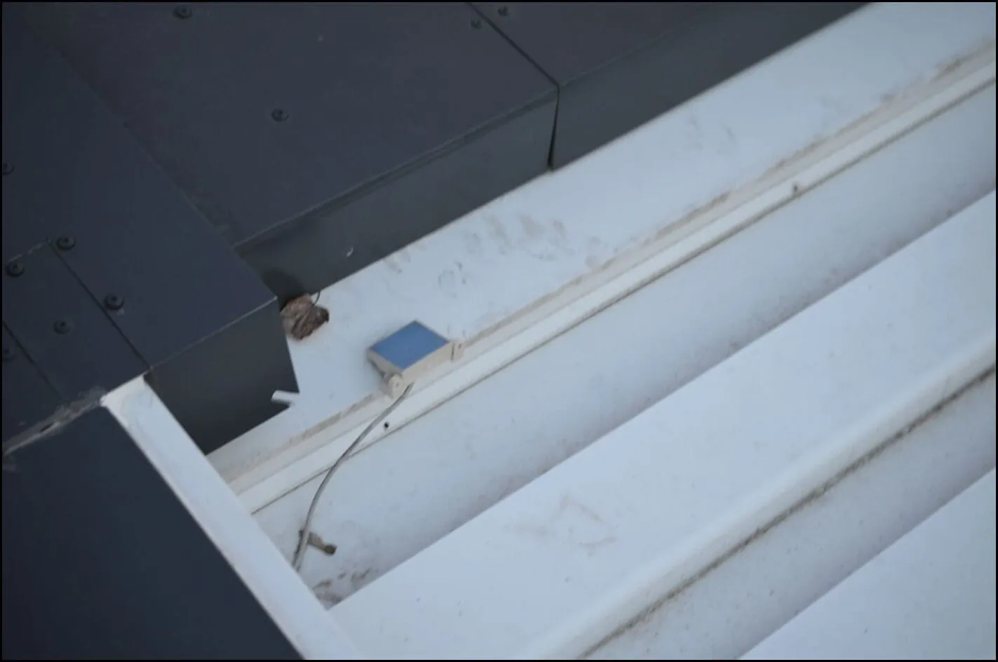 Das Kabel des Regen- bzw. Sonnenwächters ist nicht befestigt und droht abzureißen.