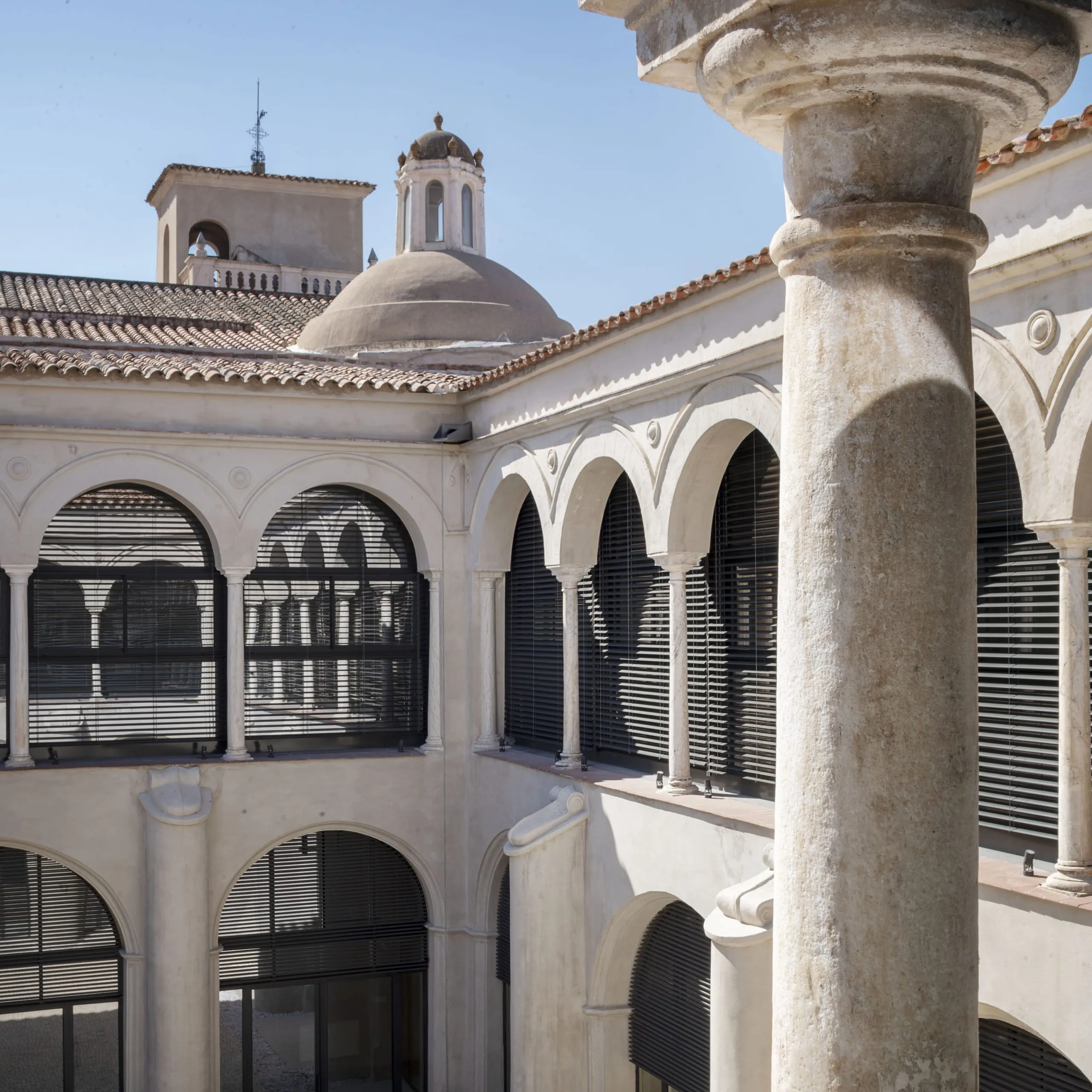 Historisches Kloster mit modernem Sonnenschutz