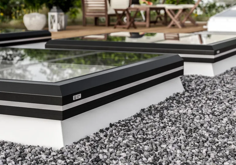 Das Flachdach Fenster FE Passivhaus sorgt für mehr Tageslicht, Wärmedämmung und Klimaschutz.