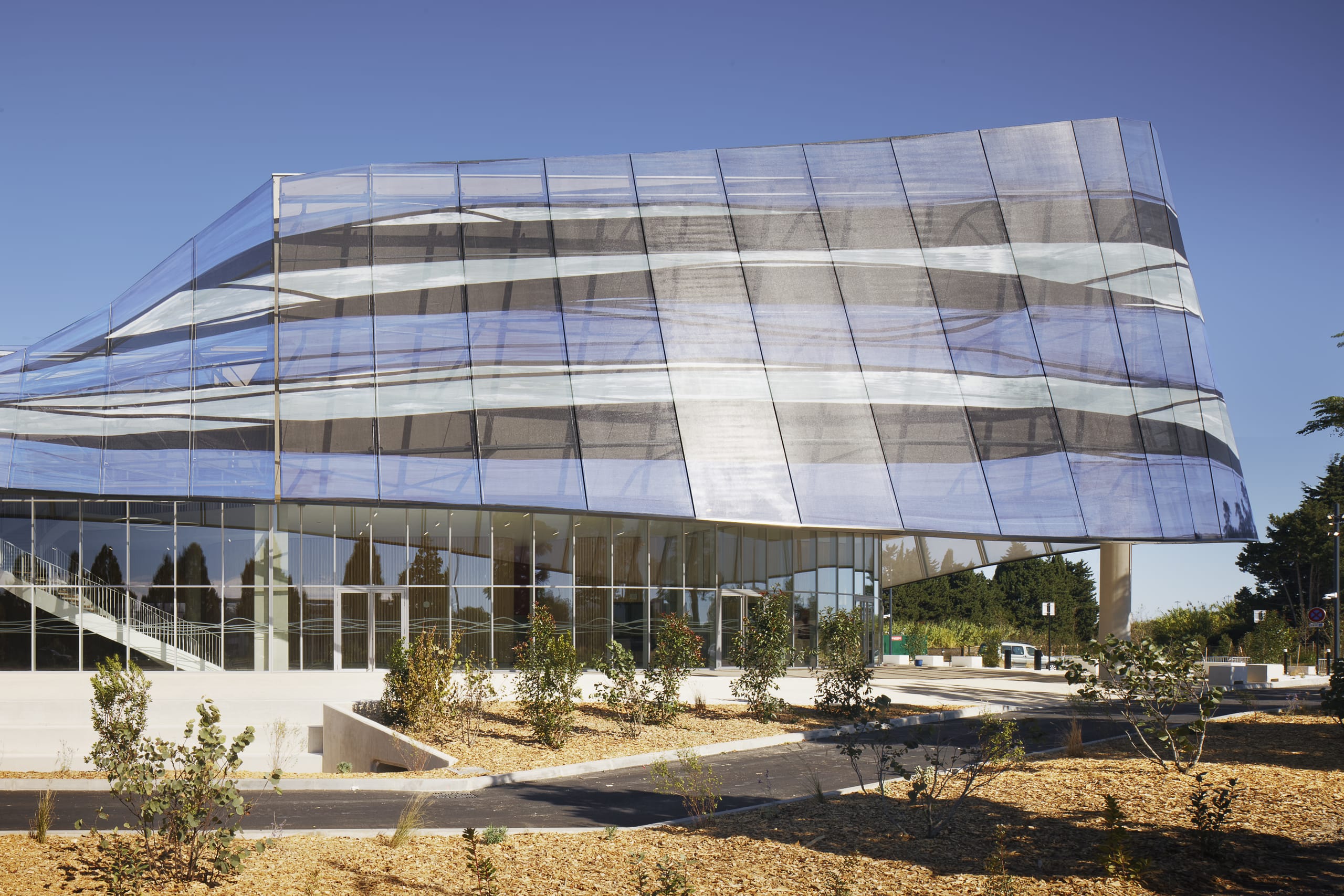 Bioklimatische Textilfassade für Sporthalle in Nîmes