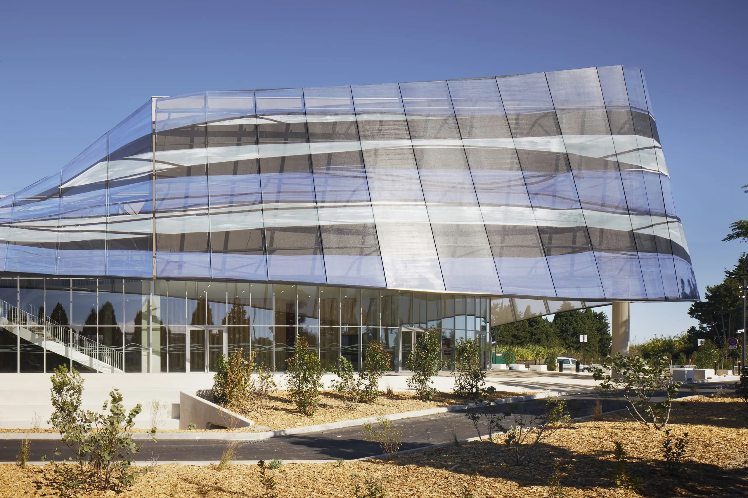 Bioklimatische Textilfassade für Sporthalle in Nîmes