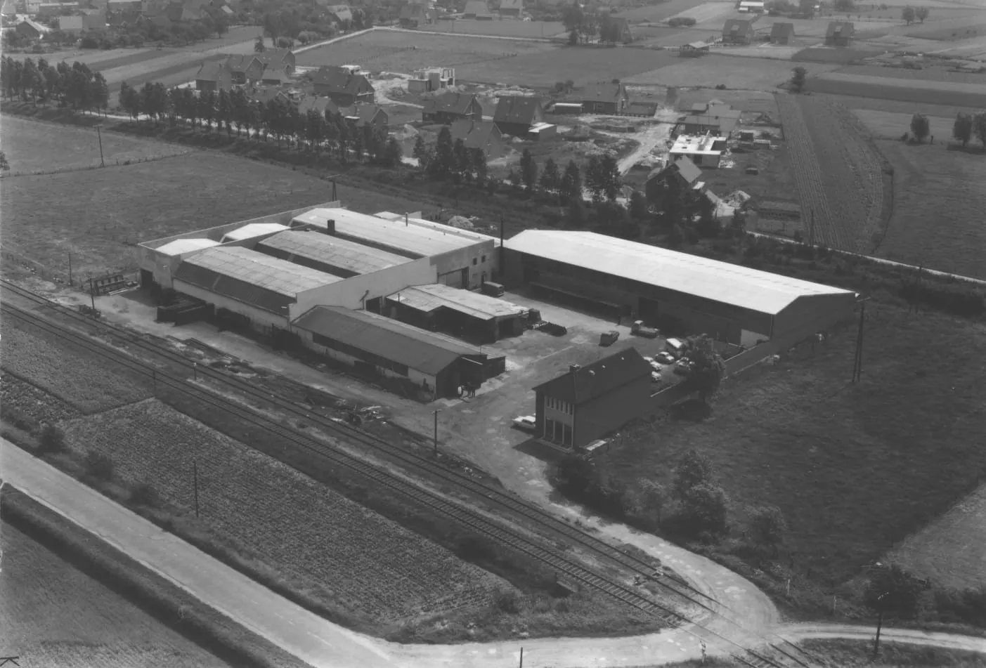 Die ursprüngliche Unternehmenszentrale: das Werk in Isselburg-Werth im Jahr 1963. Heute arbeiten hier rund 400 Mitarbeiter in Produktion und Verwaltung. Auf einer Hallenfläche von 45.000 Quadratmeter werden in der hochautomatisierten Fertigung Schwingtore und Stahlzargen hergestellt.