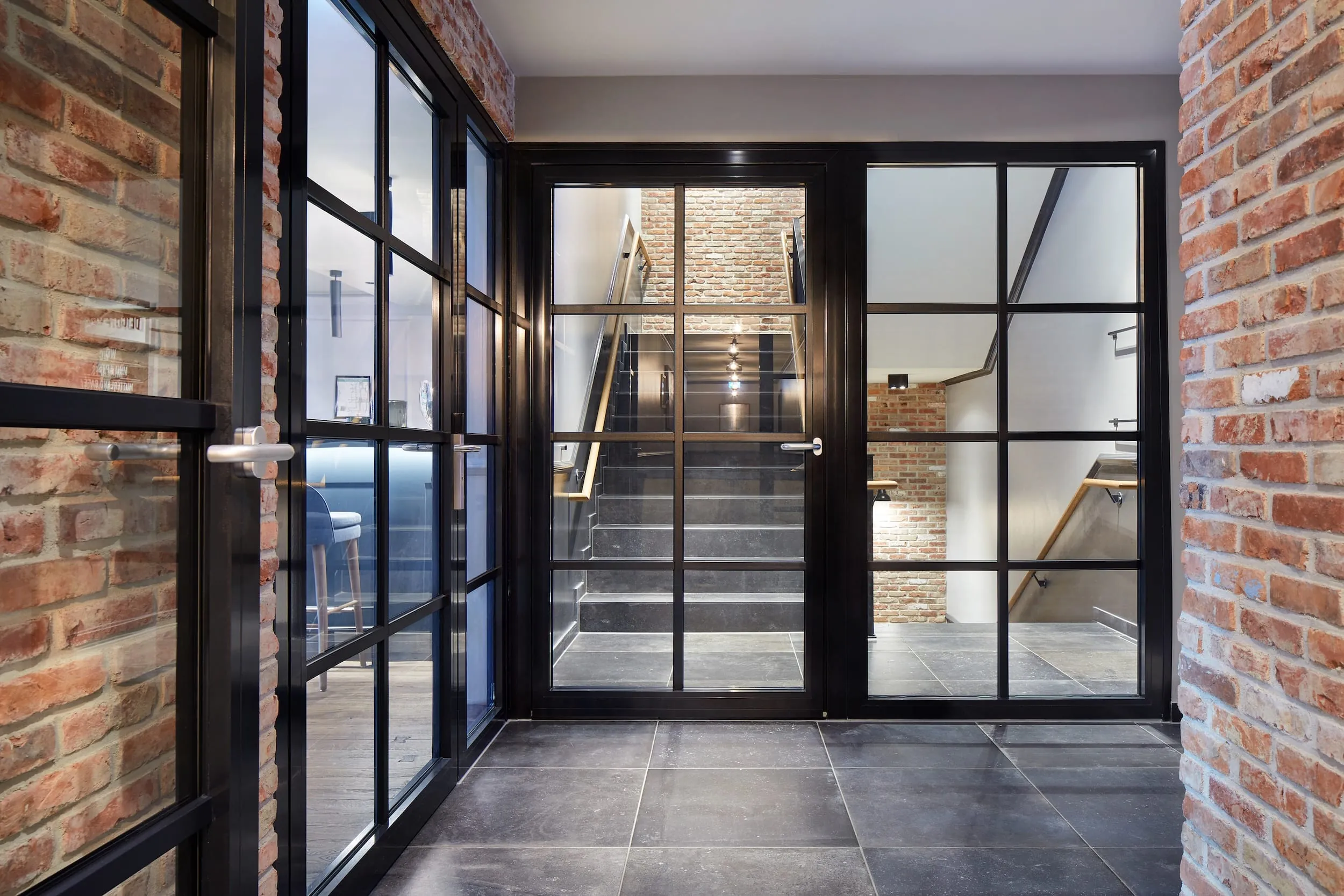 Mit Novofire Steel hat Novoferm im Jahr 2024 die erste Stahl-Rohrrahmentür aus eigener Entwicklung und Herstellung auf den Markt gebracht, die als Brand- und Rauchschutzabschluss zugelassen ist. Die neuen flächenbündigen Türen bieten vielfältige Gestaltungsoptionen und sind einfach zu montieren.