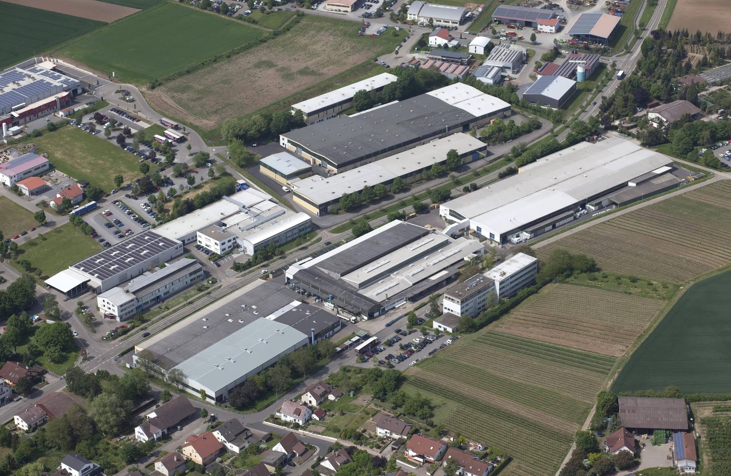 Am Standort Brackenheim produziert Novoferm auf einer Fläche von 32.000 Quadratmetern die hochwertigen Stahltüren Novoporta Premio und Novoporta Plano, die als Multifunktionstüren zahlreiche Anforderungen wie Brand-, Rauch-, Einbruch- und Schallschutz erfüllen.